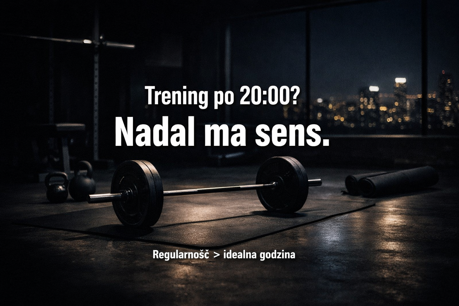 trening po 20:00 w kameralnym studio treningowym w Krakowie – sztanga i sprzęt na tle nocnego miasta
